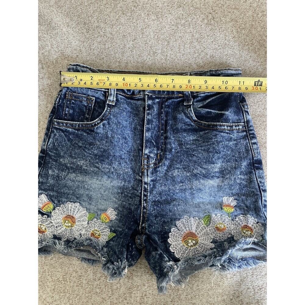 Girls Daisy Floral Embroidered Jean Shorts Size 6/7 Acid Wash - Picture 9 of 9